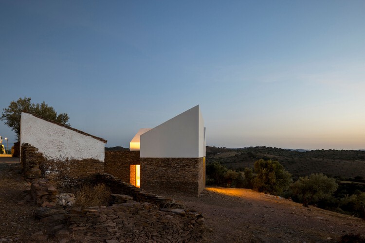 Casa mortuoria de Barrancos / Mesa Atelier - Fotografía exterior