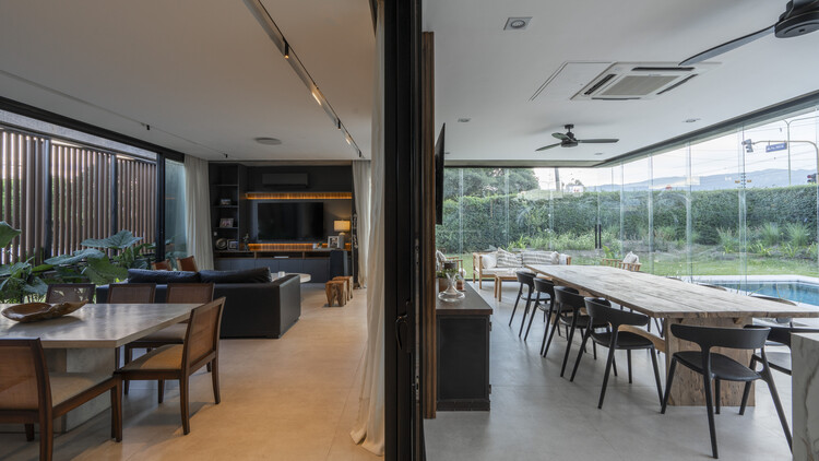 Casa Rosas / Etéreo Arquitectos - Fotografía interior, Madera, Mesas, Sillas
