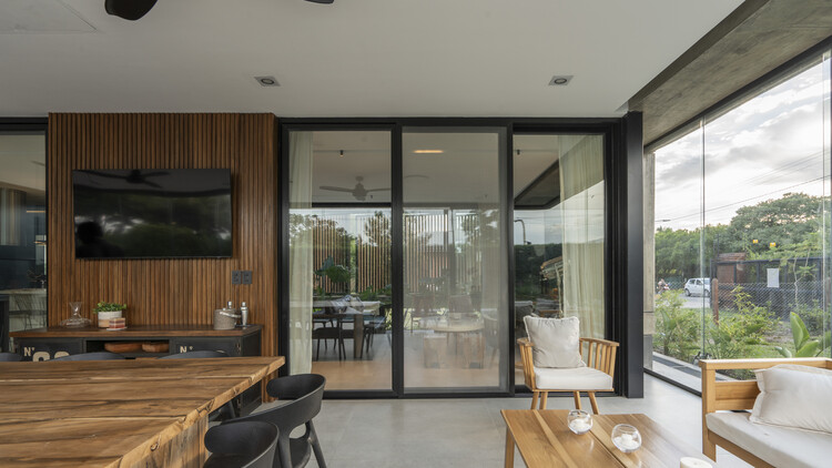 Casa Rosas / Etéreo Arquitectos - Fotografía interior, Madera, Mesas, Sillas