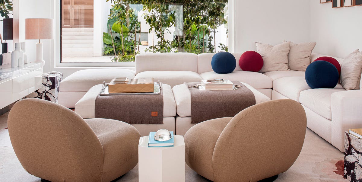 Una espectacular y luminosa casa con jardín y piscina en Sotogrande (Cádiz) con mucho blanco, muebles de diseño y obras de arte