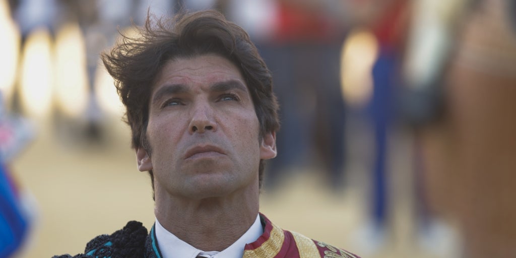 Cayetano Rivera sale a hombros en completo silencio en su regreso a los ruedos