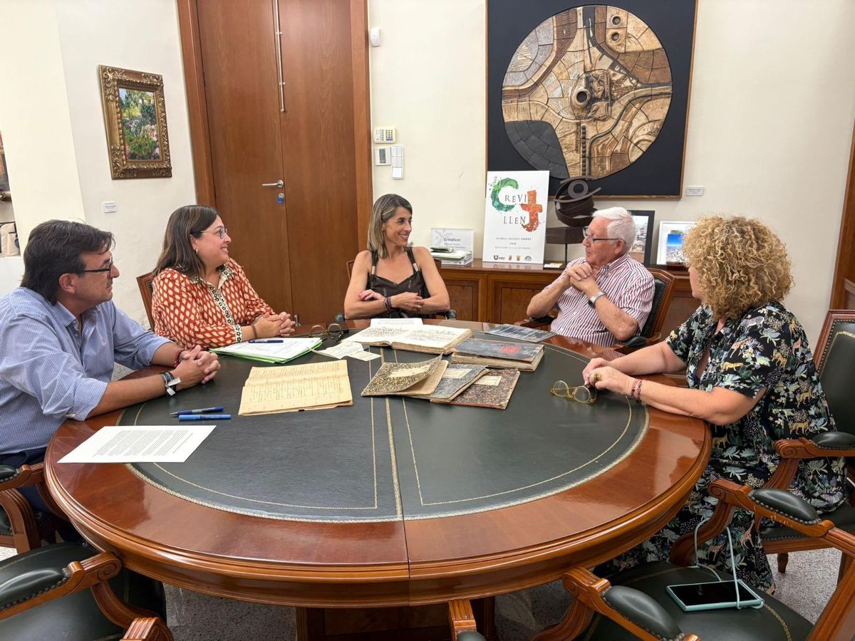 El acto en la Alcaldía para la entrega de los libros que reflejan parte de la historia de la empresa de Crevillent