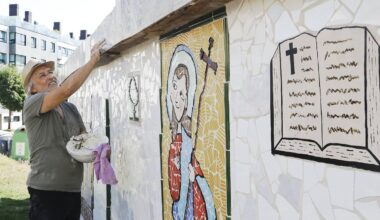 Julio Ferreiro ultimando su mosaico de azulejos en un muro de la iglesia de Santa Marta de Santiago.