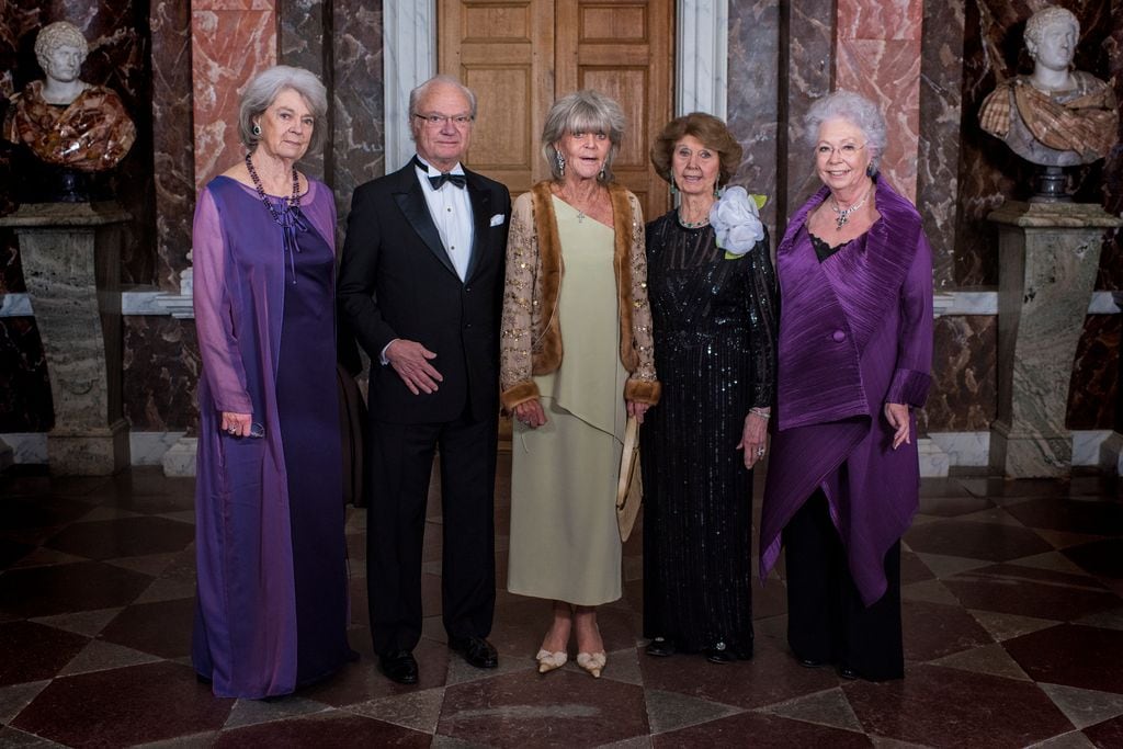 princesa Birgitta posando en su 80º cumpleaños con algunos invitados
