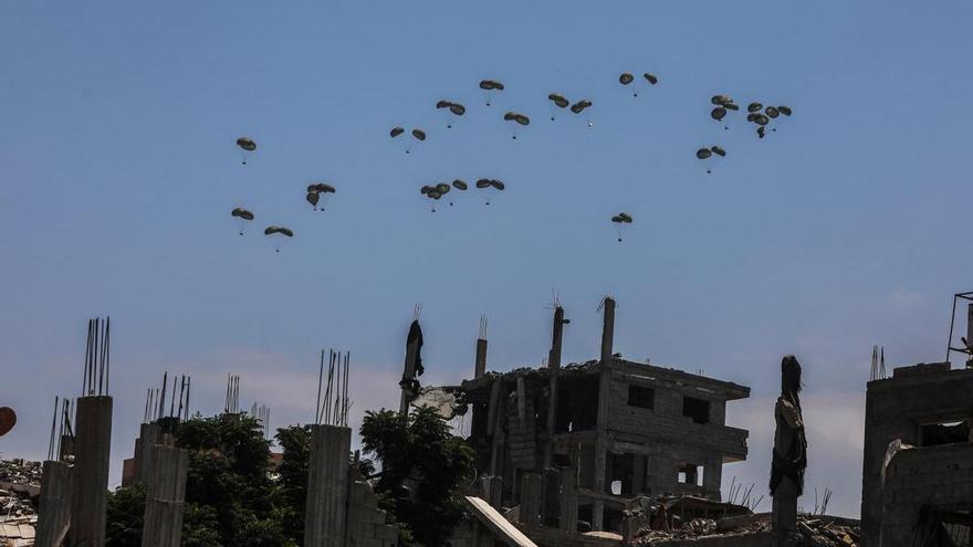 Un hombre muere en Gaza al caerle encima un paquete de ayuda humanitaria lanzado desde el aire