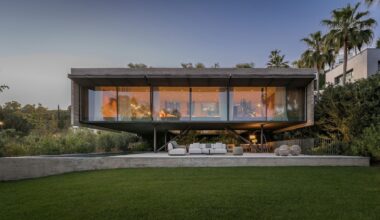 ​Esta casa en Marbella de 670 m2 tiene las paredes de cristal más espectaculares para transformar el exterior en una estancia más