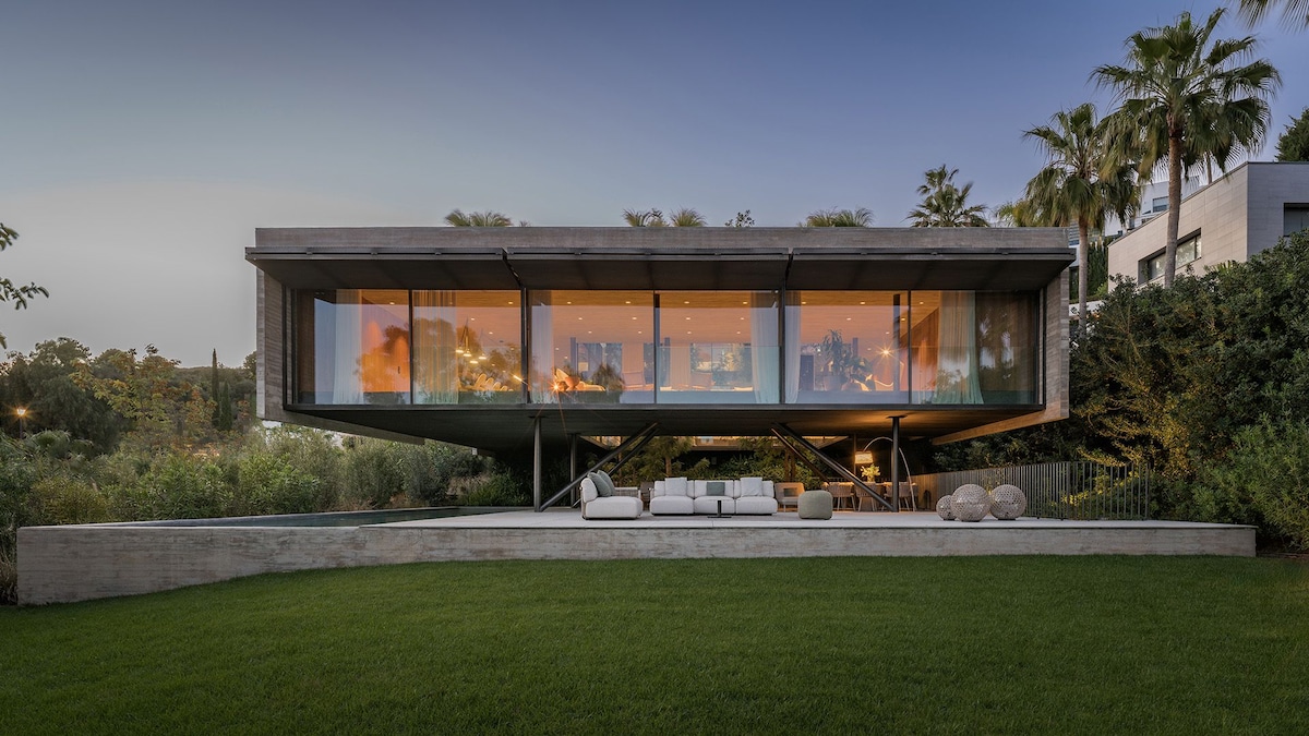 ​Esta casa en Marbella de 670 m2 tiene las paredes de cristal más espectaculares para transformar el exterior en una estancia más