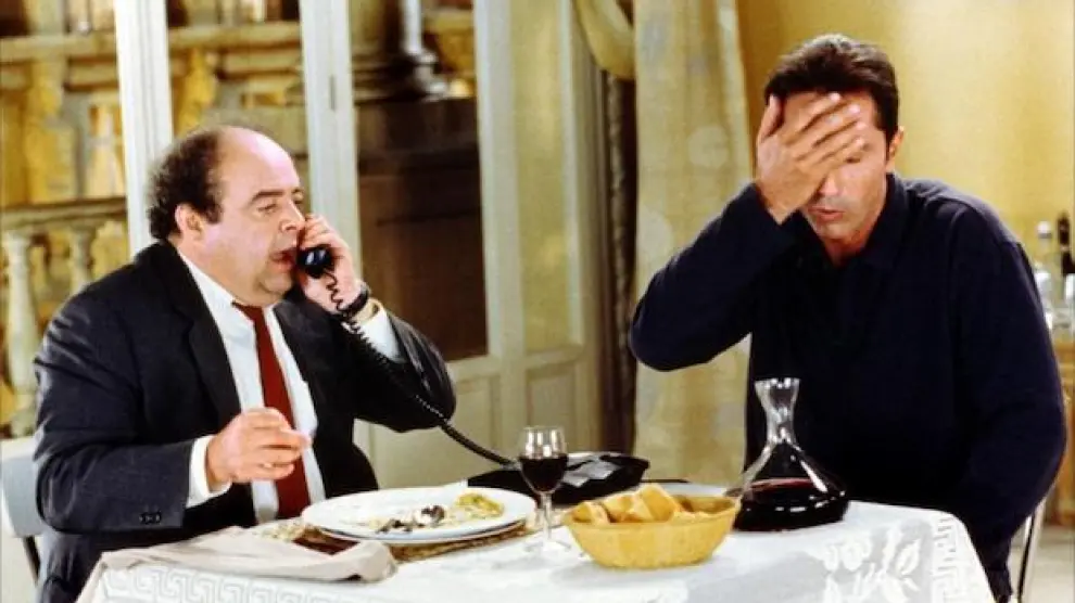 , , , , , Los franceses, tan superiores intelectualmente, cambiaron el “siente a un pobre en su mesa” de Plácido por un “siente a un tonto en su mesa” en esta descacharrante sitcom en la que Francis Veber adaptó su propia obra de teatro. Jacques Villeret, que ganó el César por interpretar al idiota, murió a los 53 años tras una vida marcada por la depresión y el alcohol, cumpliendo así el cliché de payaso triste. D. B., , Puro humor galo sin frites ni Ch'tis. Un reto: ¿puedes verla sin reírte?, , , , ,