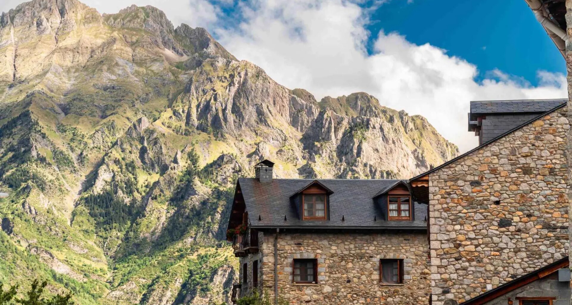El precioso pueblo del Pirineo aragonés que recibirá a la Vuelta Ciclista a España 2025: a 1.540 metros