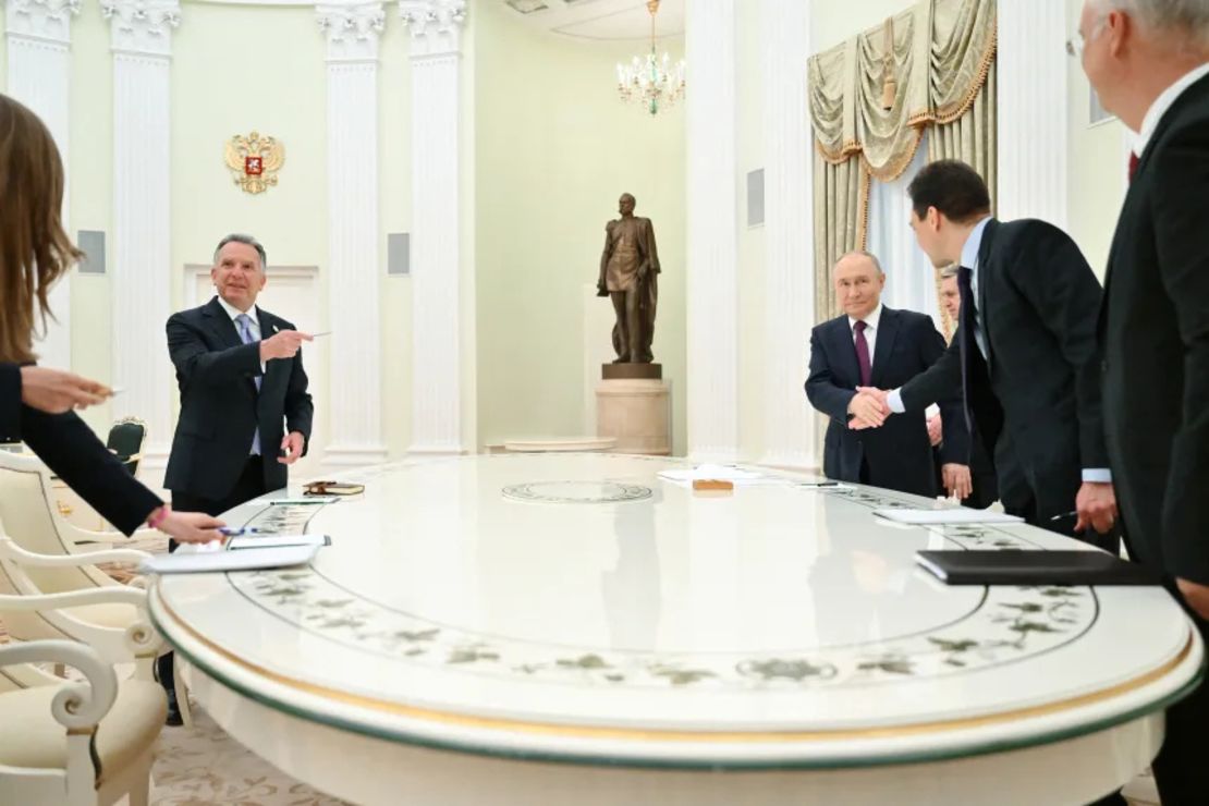 En esta fotografía compartida por la agencia estatal rusa Sputnik, el presidente de Rusia, Vladimir Putin, y el enviado especial de Estados Unidos, Steve Witkoff, llegan a Moscú para sus conversaciones el 25 de abril.