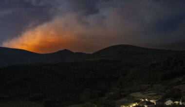 El incendio de Chandrexa de Queixa (Orense), sin control, es ya el peor del año en Galicia con 700 hectáreas quemadas