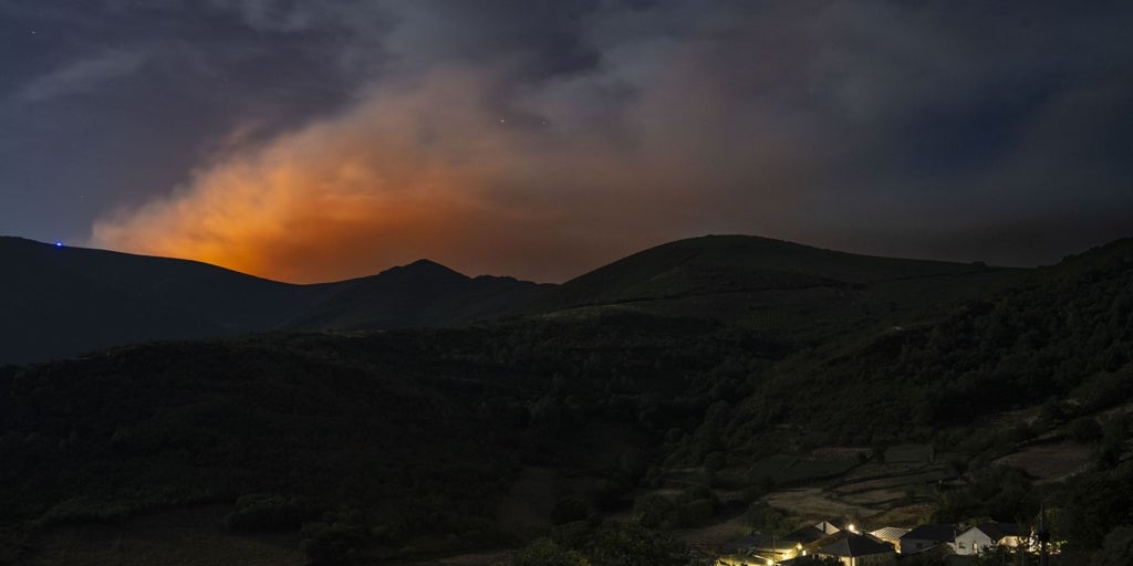 El incendio de Chandrexa de Queixa (Orense), sin control, es ya el peor del año en Galicia con 700 hectáreas quemadas