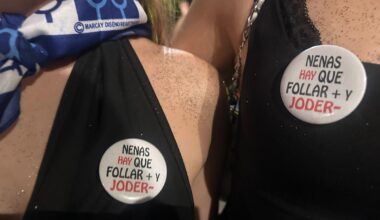 'Chupa y calla', 'Lo tengo mojadito...': Las chapas de la polémica que se venden en Aste Nagusia