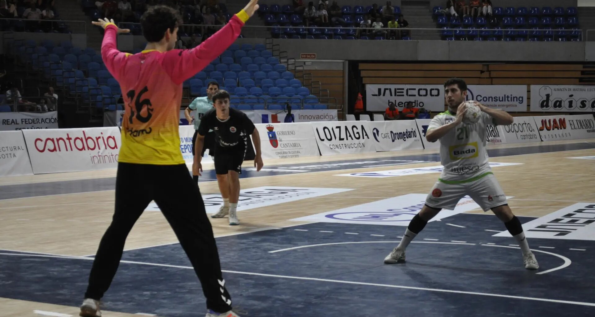 El Bada Huesca cierra el torneo de Santander con una rotunda victoria ante el Sinfín