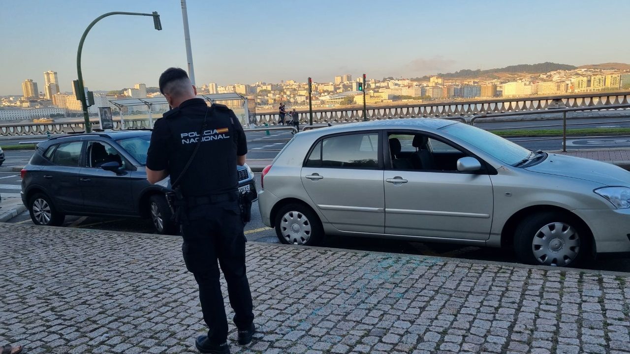 Detienen al presunto autor de la rotura de ventanillas de coches en la Domus y Os Pelamios, en A Coruña - La Voz de Galicia