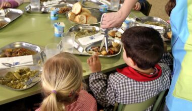 París y otras siete ciudades francesas prohíben el atún en los comedores escolares