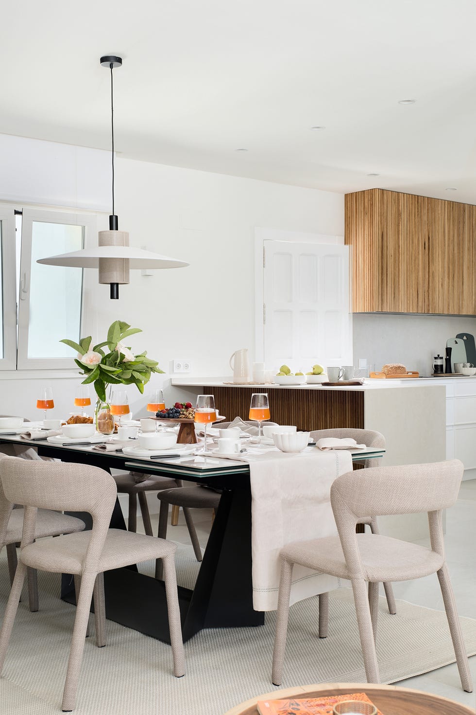 casa de campo con estilo mediterraneo decorada en blanco