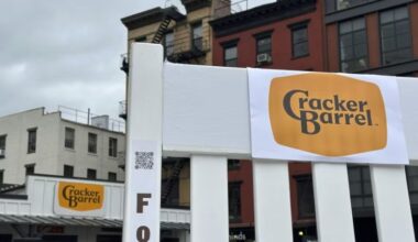 Cracker Barrel vuelve a su logo original tras críticas de la extrema derecha, caída en bolsa y un fallido cambio de imagen