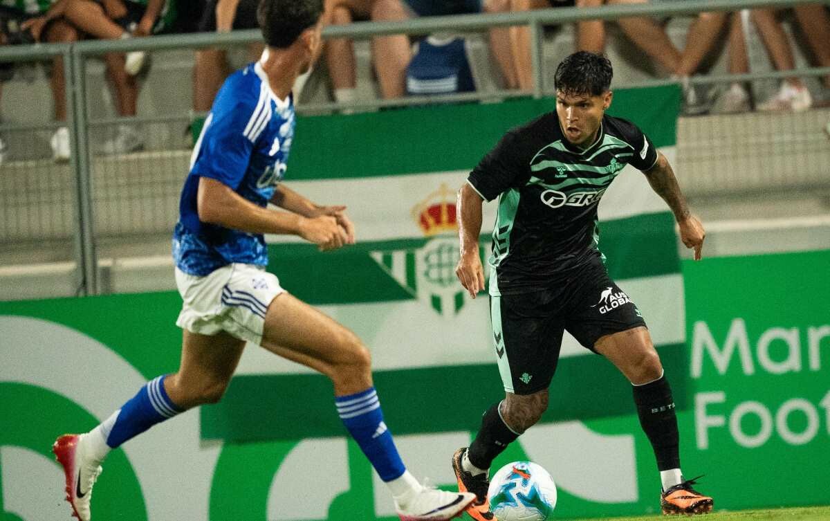 Partido áspero del Betis ante el Como en La Línea