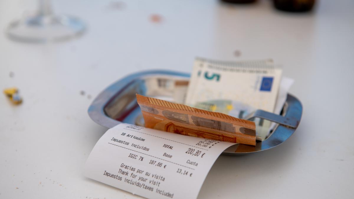 Un restaurante de Ibiza le pide 36.000 euros a una clienta que viralizó el cobro extra por un gancho para el bolso