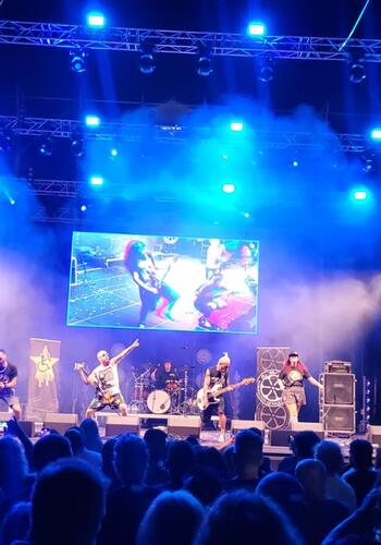 San Rock llena, por cuarto año, la plaza de las Constituciones
