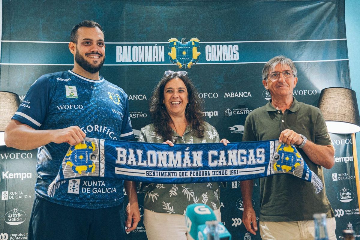 De izquierda a derecha: Javi García, Puerto Rodríguez (directora del Hotel Airiños) y el presidente del Balonmán Cangas, Alberto González.