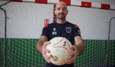 Mile Mijuskovic posa en la portería del polideportivo de Labañou.