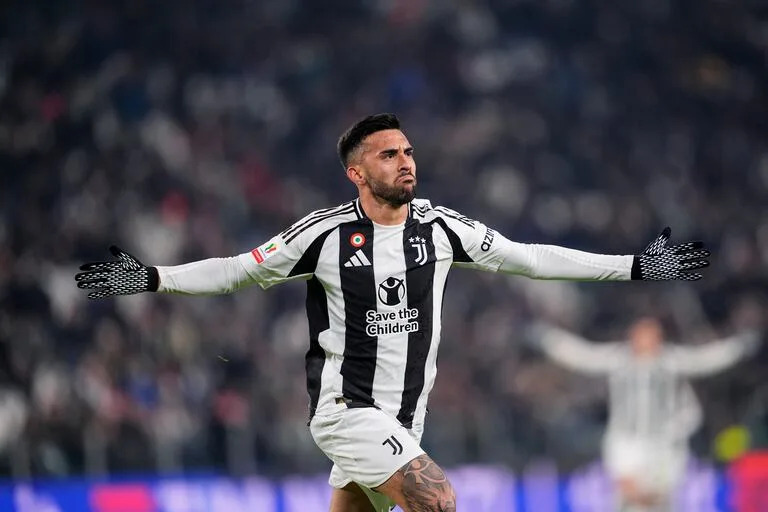 El argentino Nico González, de la Juventus, festeja luego de anotar ante Cagliari en un partido de la Copa Italia, el jueves 17 de diciembre de 2024 (Fabio Ferrari/LaPresse via AP)