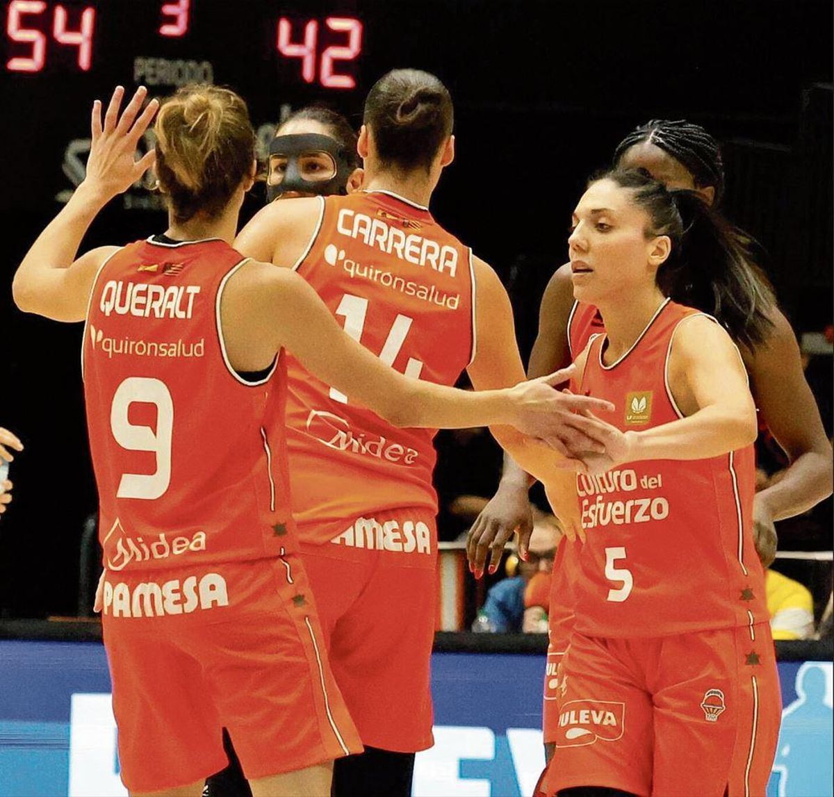 Cristina Ouviña, en uno de sus partidos con el Valencia Basket en la Fonteta.
