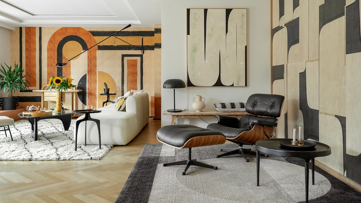 Esta casa de Lyon encuentra en el papel pintado su aliado para lograr estancias llenas de personalidad y contraste