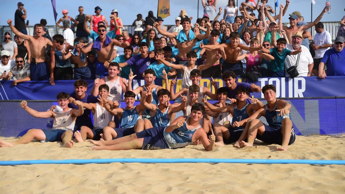El equipo de balonmano playa del BMP Area Bueu celebra una de sus victorias en el Campeonato de España, en Laredo (Cantabria).