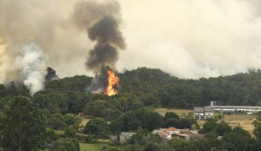 Un incendio en Dozón obliga a cortar el tráfico en la AG-53 y la N-525 - La Voz de Galicia