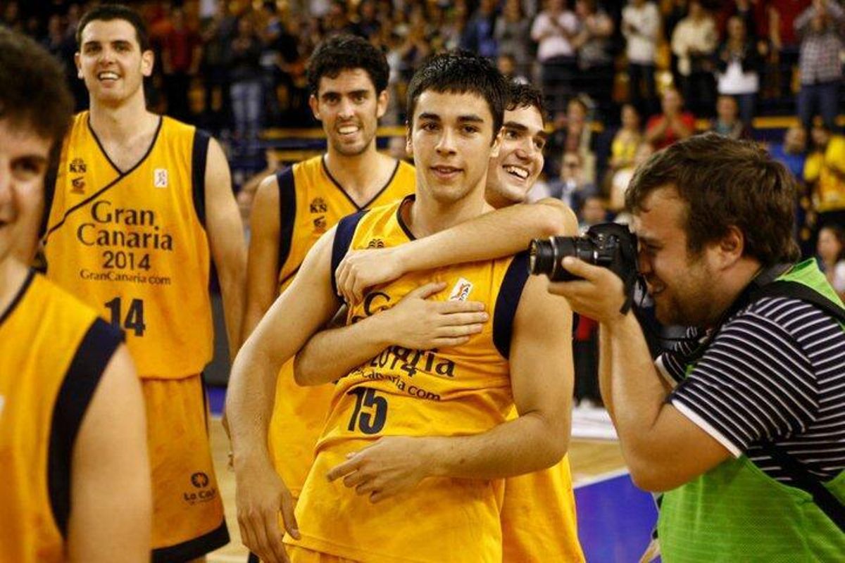 Álex López, en su etapa en el Gran Canaria. Detrás, el a la postre también aurinegro Javier Beirán.