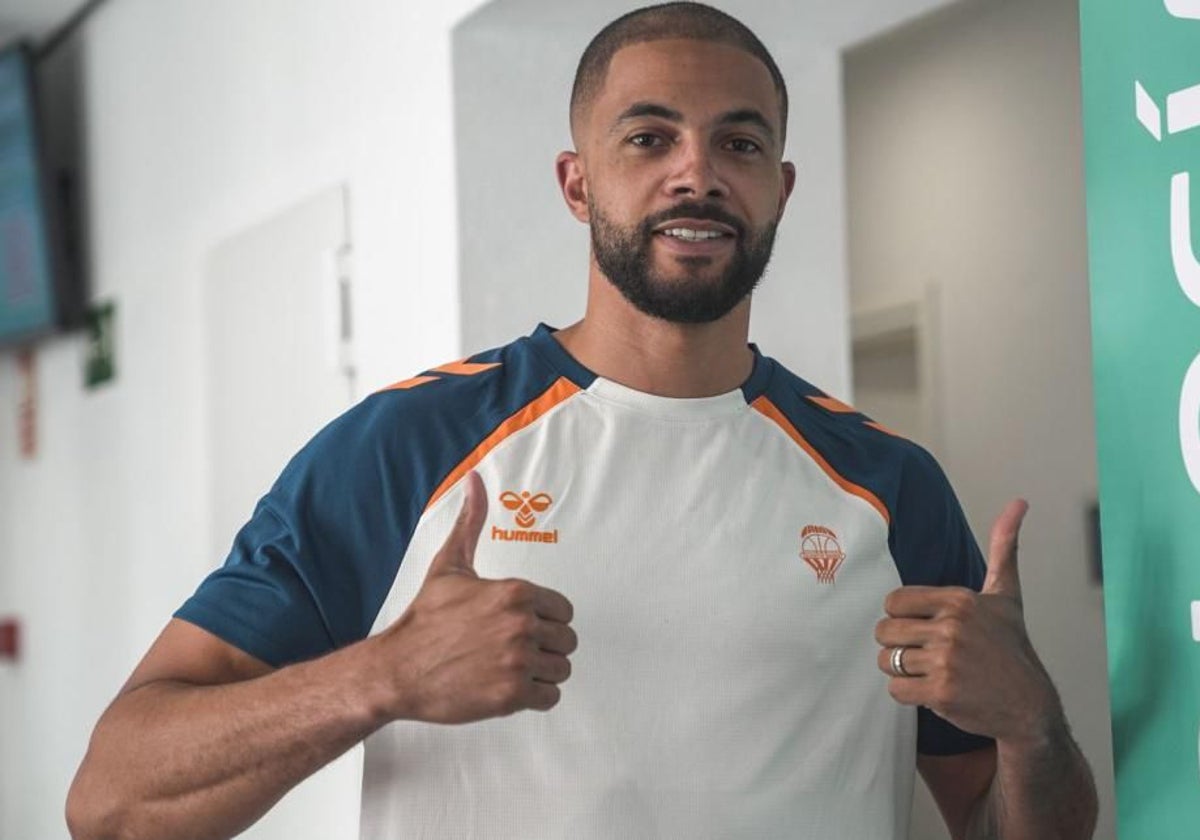Darius Thompson estrena una nueva camiseta de Hummel en el Valencia Basket