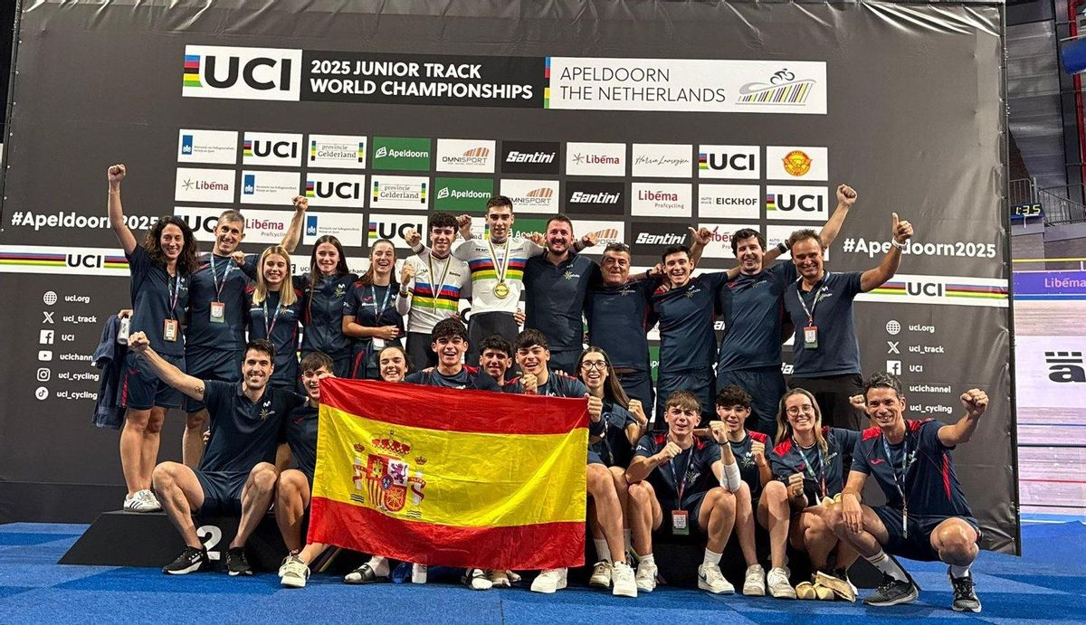 Celebración conjunta del equipo español en el Mundial de ciclismo en pista