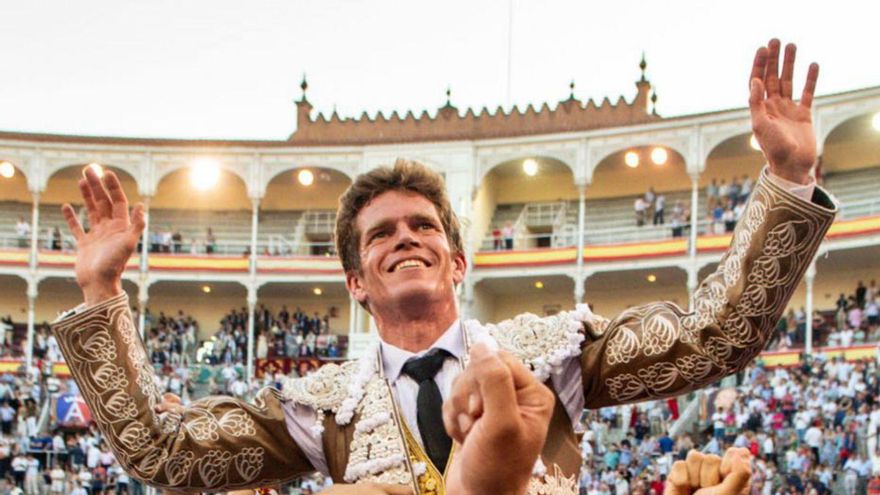 Borja Iglesias saliendo en hombros en Las Ventas el pasado 15 de  junio.