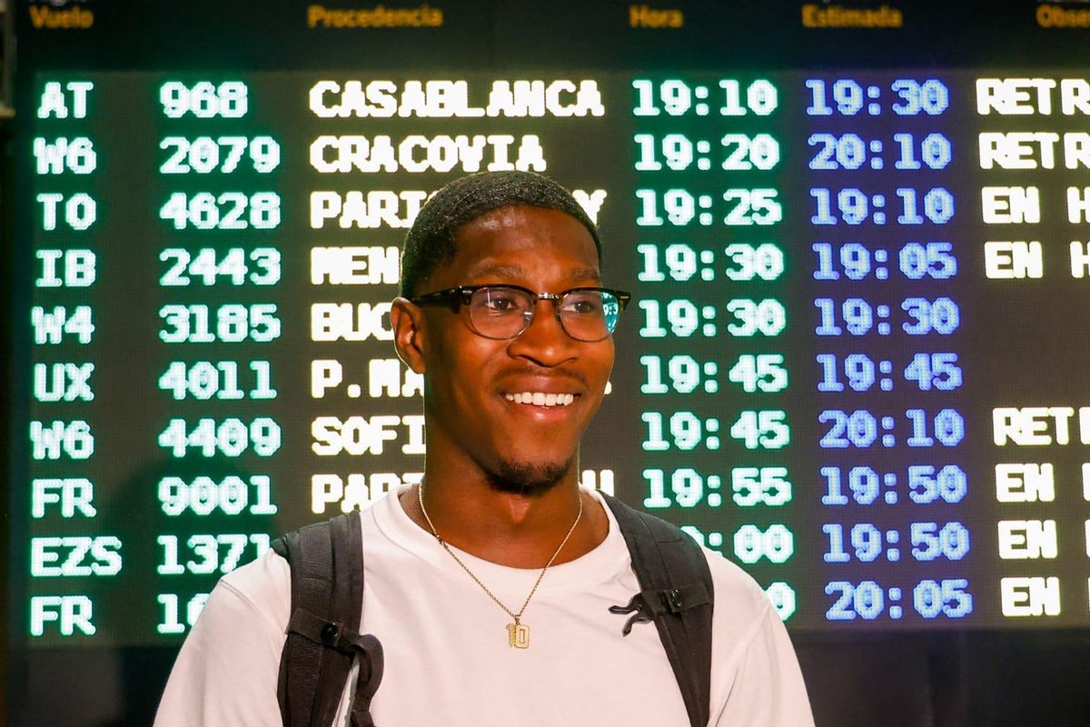 Omari Moore, a su llegada al aeropuerto de Manises