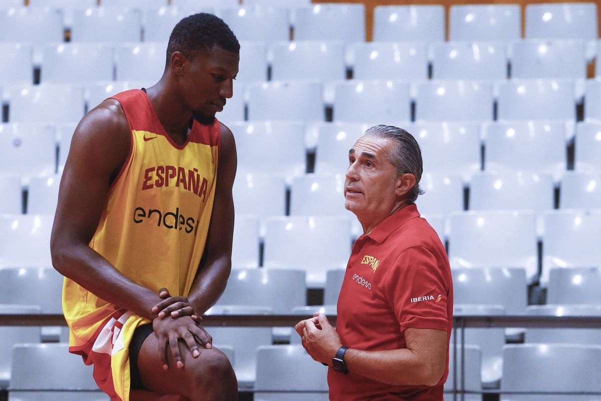 El pívot de la selección española, Yankuba Sima, con Sergio Scariolo en un entrenamiento