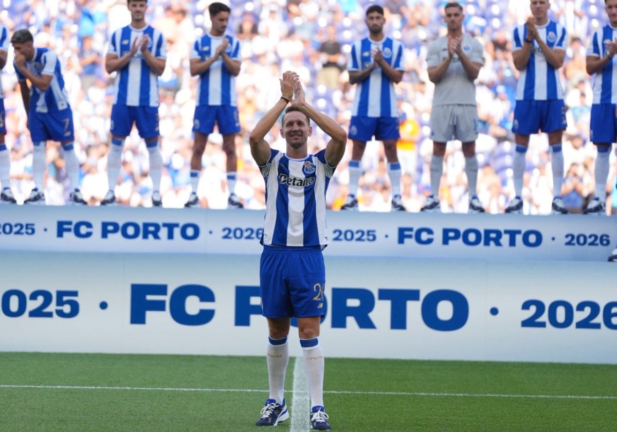 Luuk de Jong saluda a la afición del Oporto en la presentación del equipo luso antes del duelo ante el Atlético de Madrid