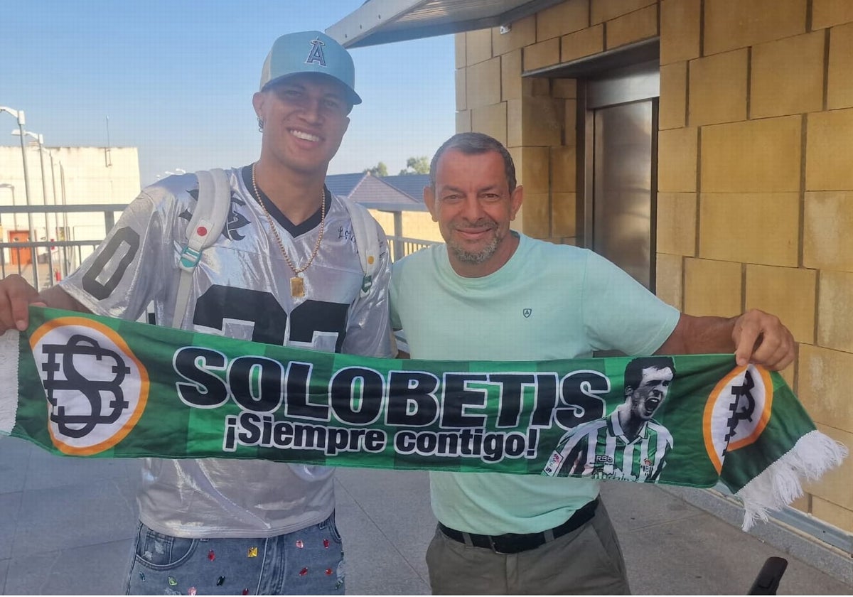Deossa posa en el aeropuerto de San Pablo con el popular aficionado bético Juan Manuel Castizo