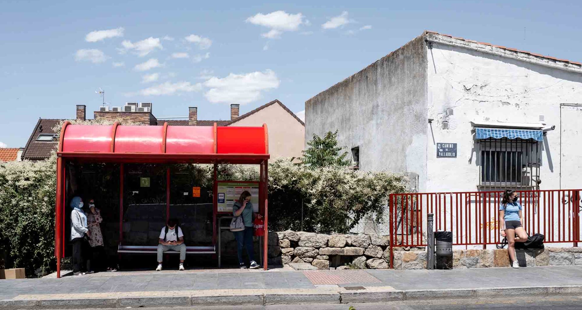 Las icónicas paradas rojas de autobús condenadas a desaparecer. "Detener el paisaje" (porfolio: Bego Amaré)