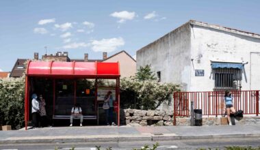 Las icónicas paradas rojas de autobús condenadas a desaparecer. "Detener el paisaje" (porfolio: Bego Amaré)
