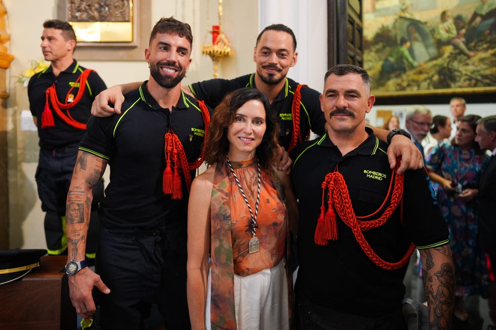 isabel díaz ayuso celebra la fiesta de la paloma