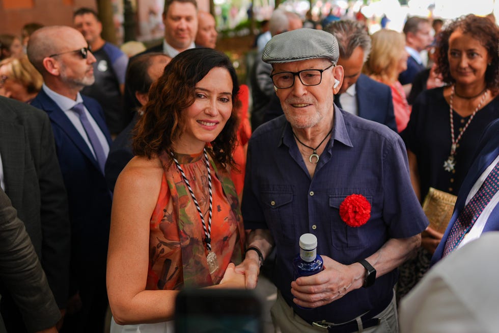 isabel díaz ayuso celebra la fiesta de la paloma