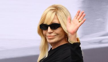Donatella Versace sorprende a los 70 años más rejuvenecida y guapa que nunca
