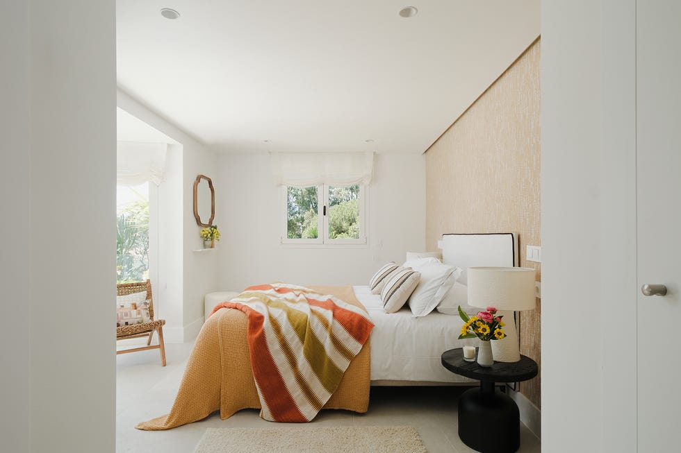 casa de campo con piscina decorada en blanco por marieta lario