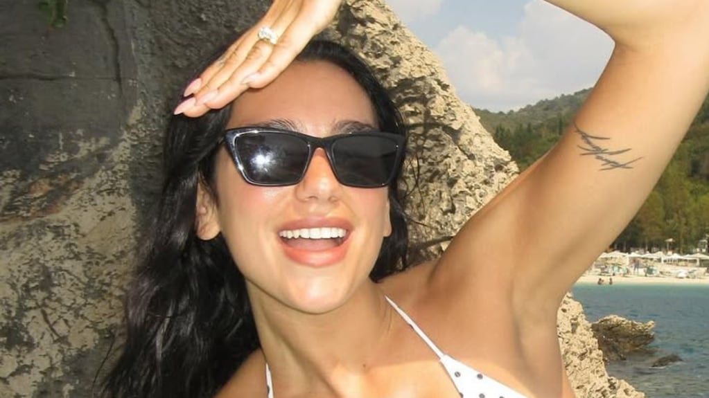 Dua Lipa acaparó todas las miradas en microbikini a lunares: “Descansando antes de bailar por mis 30″