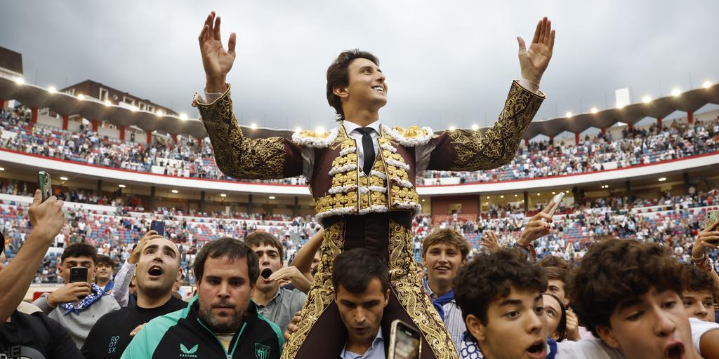 La salvaje inmensidad de Roca Rey convulsiona Bilbao en la tarde más grandiosa de su temporada