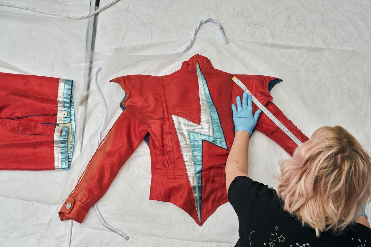 Ropa de escenario de Aladdin Sane. Diseño de Freddie Burretti para David Bowie, 1973. Imagen cortesía del Museo de Victoria y Alberto.