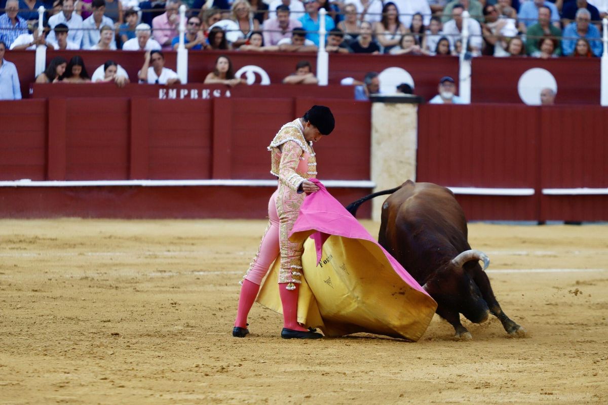 Emiliano de Justo se lleva el mano a mano celebrado en La Malagueta con el malagueño Saúl Jiménez Fortes, en una corrida con momentos muy notables.